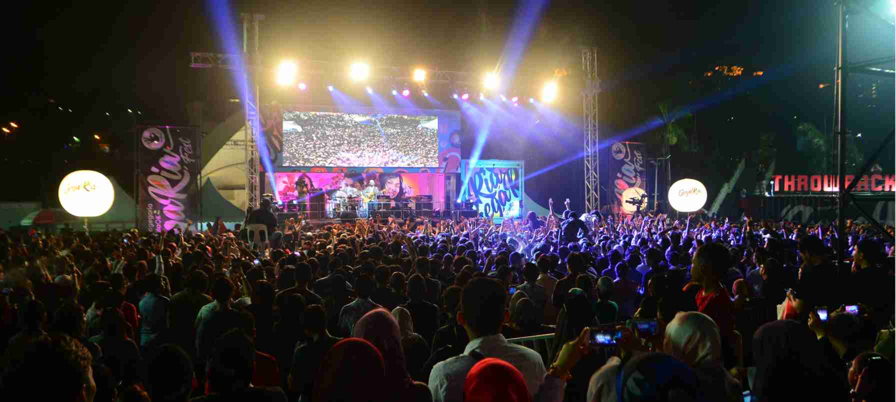 Concert at GoGegaria using 40ft truck-mounted LED screens