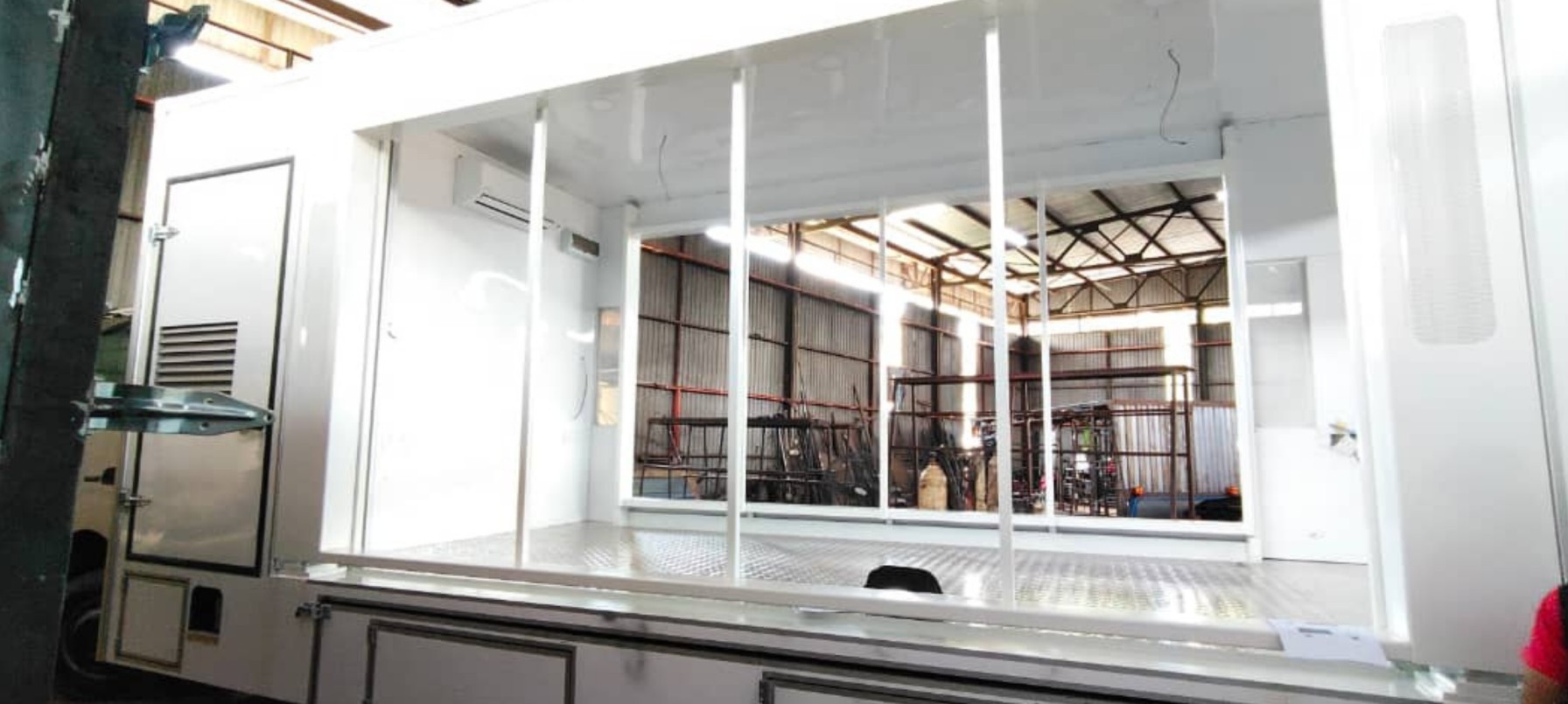 Truck-mounted LED screen with upgraded software for interactive displays