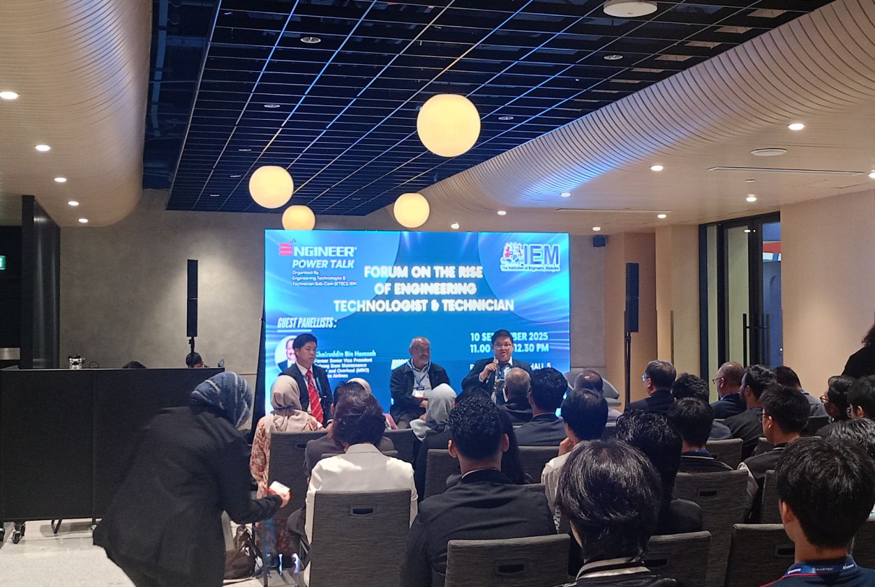 Dynamic LED screen at KLCC presenting Engineer & Marvex branding